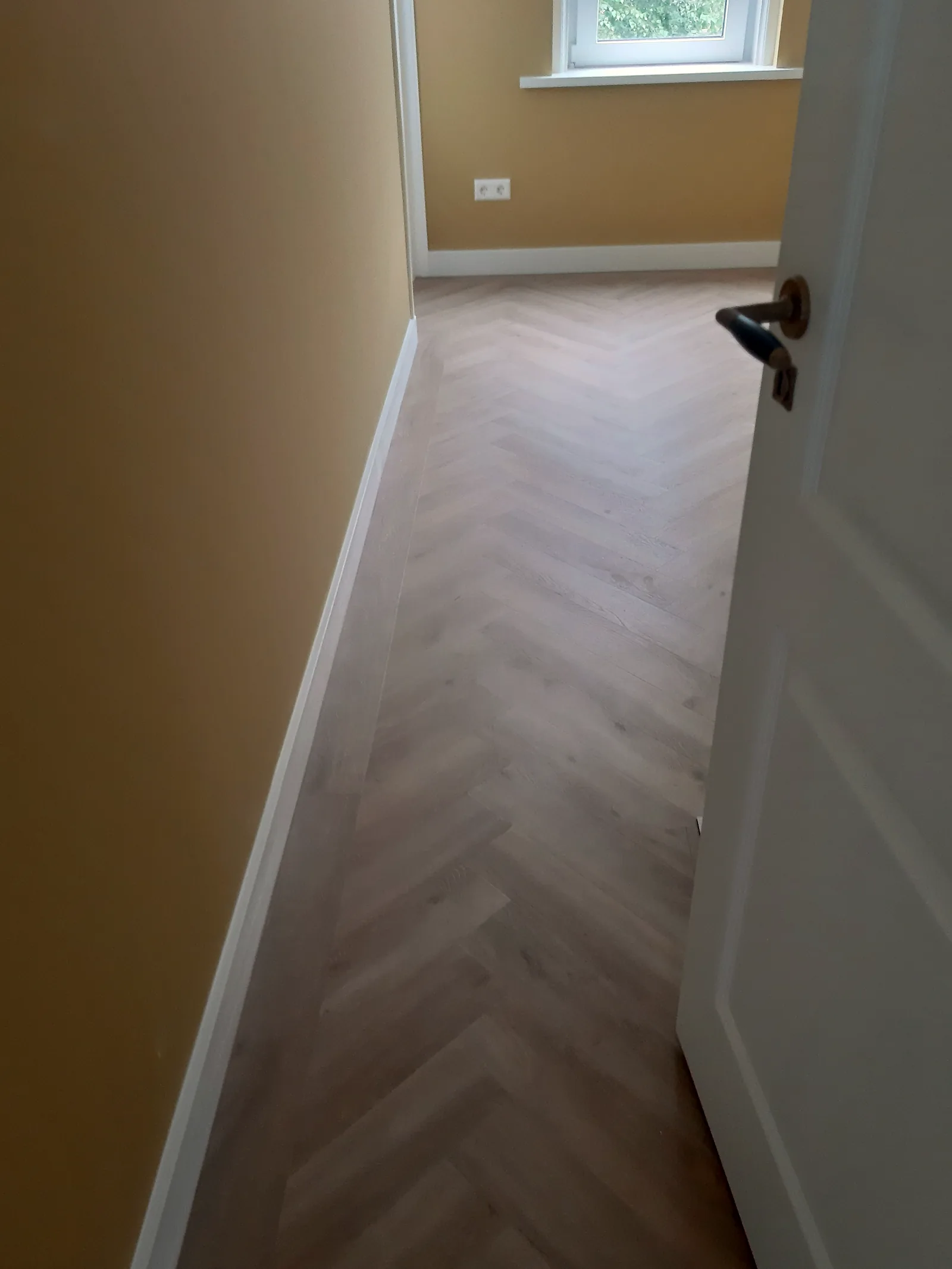 Strakke plinten als nette overgang tussen vloer en wand